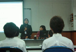 fika dan icha juara 2 internatioanl paper competition 2011 di universitas indonesia