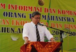 Prof. Marwan Asri dalam sambutannya di acara Forum Informasi dan Komunikasi Orang Tua Mahasiswa