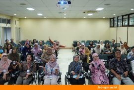 Guru ekonomi SMA se-DIY mengikuti pelatihan peningkatan kapasitas di FEB UGM tahun 2025.