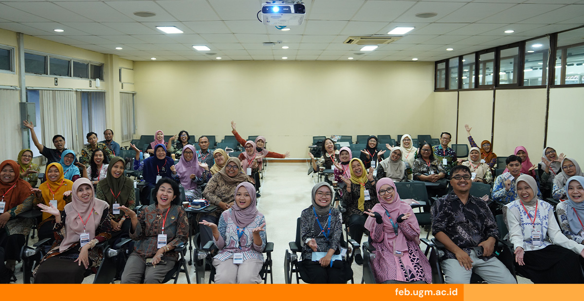 Guru ekonomi SMA se-DIY mengikuti pelatihan peningkatan kapasitas di FEB UGM tahun 2025.