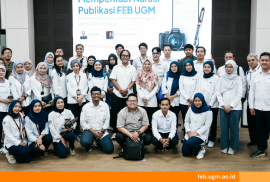 Staf humas, staf profesional, dan mahasiswa FEB UGM mengikuti workshop penulisan berita dan fotografi pada 19 Mei 2025 di Ruang Audio Visual untuk memperkuat kualitas publikasi institusi.