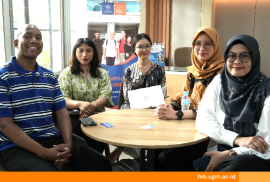 Antonie Battle dari TIEC mempresentasikan program kolaborasi pendidikan kepada tim FEB UGM dalam kunjungan resmi, 2 Mei 2025.