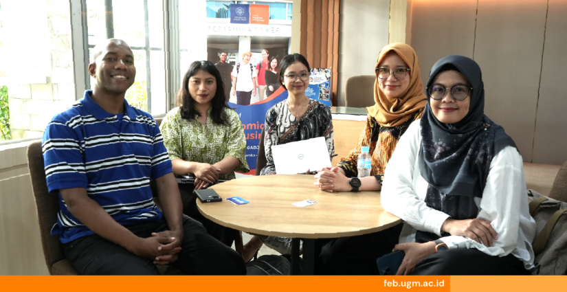 Antonie Battle dari TIEC mempresentasikan program kolaborasi pendidikan kepada tim FEB UGM dalam kunjungan resmi, 2 Mei 2025.