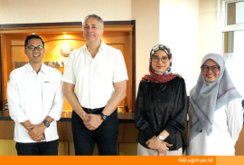 Delegasi Hochschule Osnabrück dan pimpinan FEB UGM berdiskusi peluang kerja sama akademik dan riset di Ruang Rapat Dekan, 28 April 2025.