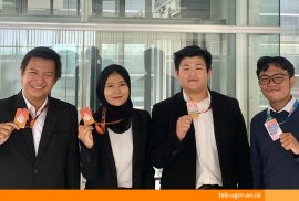 Tim mahasiswa FEB UGM Dolphin Group menerima penghargaan juara 1 Blu by BCA x Petrolida Business Case Competition 2025 di ITS Surabaya