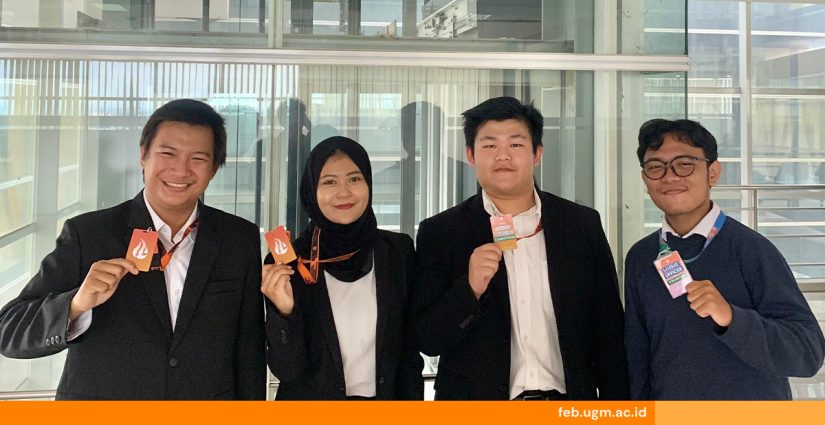 Tim mahasiswa FEB UGM Dolphin Group menerima penghargaan juara 1 Blu by BCA x Petrolida Business Case Competition 2025 di ITS Surabaya