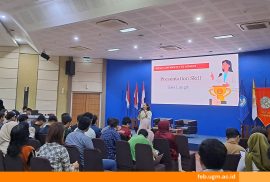 Siwi Lungit memberikan pelatihan keterampilan public speaking kepada mahasiswa FEB UGM dalam sesi "Speak Confidently to Achieve" di Auditorium Lantai 8.