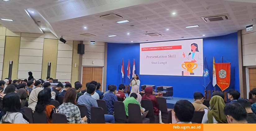 Siwi Lungit memberikan pelatihan keterampilan public speaking kepada mahasiswa FEB UGM dalam sesi "Speak Confidently to Achieve" di Auditorium Lantai 8.