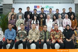 Para wisudawan FEB UGM Periode III Tahun Akademik 2024/2025 berfoto bersama di selasar Gedung Learning Center setelah upacara wisuda.