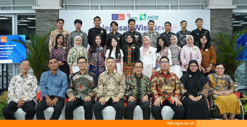 Para wisudawan FEB UGM Periode III Tahun Akademik 2024/2025 berfoto bersama di selasar Gedung Learning Center setelah upacara wisuda.