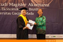 Evi Krismayanti saat menerima ijazah kelulusan dari program Magister Akuntansi UGM.