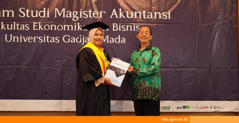 Evi Krismayanti saat menerima ijazah kelulusan dari program Magister Akuntansi UGM.