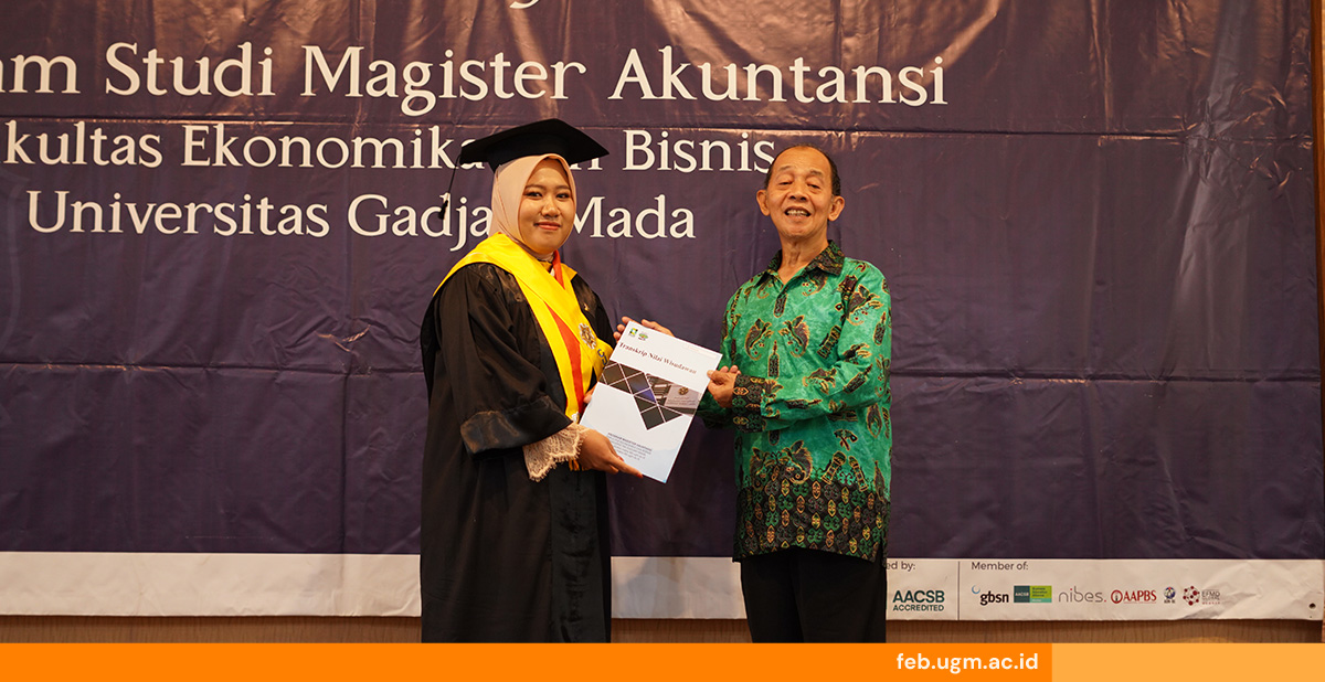 Evi Krismayanti saat menerima ijazah kelulusan dari program Magister Akuntansi UGM.