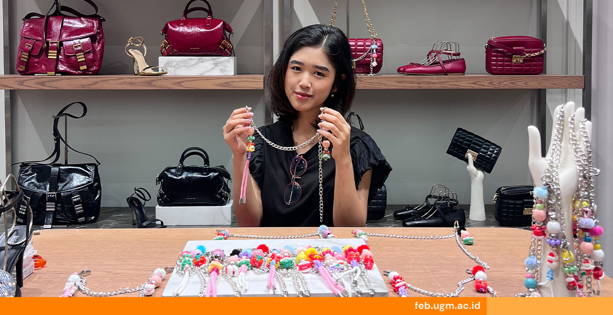 Tatsbita Ratqa Amany tersenyum sambil memegang hasil kerajinan tangan di acara workshop Day of Art