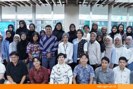 Foto bersama alumni FEB UGM Devie Farnsisca dan Achmad Syarifuddin dengan para peserta Alumni Sharing Session di Ruang Alumni Corner FEB UGM, Senin, 26 Mei 2025.