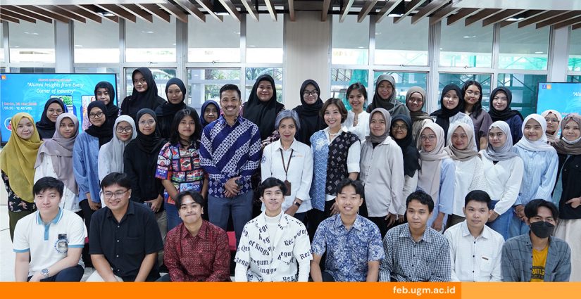 Foto bersama alumni FEB UGM Devie Farnsisca dan Achmad Syarifuddin dengan para peserta Alumni Sharing Session di Ruang Alumni Corner FEB UGM, Senin, 26 Mei 2025.