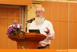 Christopher J. Napier memaparkan perspektif akuntabilitas dan tanggung jawab dalam konferensi AAEE 2025 di Bali.