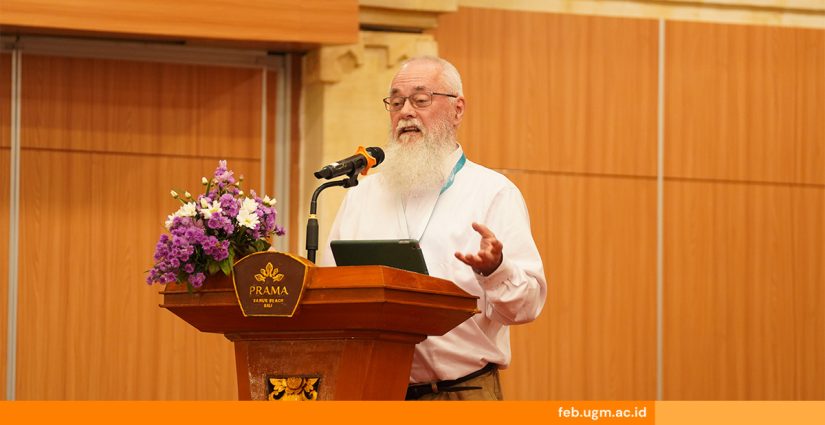 Christopher J. Napier memaparkan perspektif akuntabilitas dan tanggung jawab dalam konferensi AAEE 2025 di Bali.
