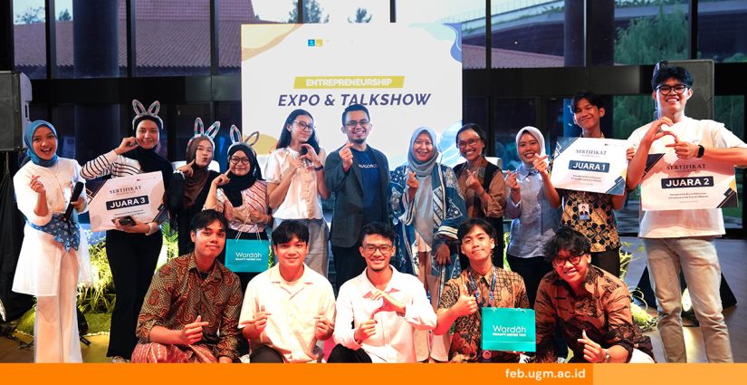 Mahasiswa FEB UGM mempresentasikan ide bisnis dalam Entrepreneurship Expo 2025 dengan latar belakang stan pameran dan UMKM mitra.