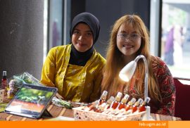 Mahasiswa FEB UGM mempresentasikan ide bisnis dalam Entrepreneurship Expo 2025 dengan stan pameran dan UMKM mitra.