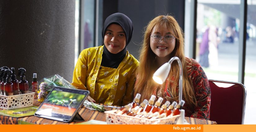 Mahasiswa FEB UGM mempresentasikan ide bisnis dalam Entrepreneurship Expo 2025 dengan stan pameran dan UMKM mitra.
