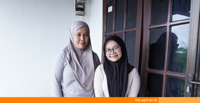 Syarifah Nazwa Azalia Yahya, mahasiswi FEB UGM penerima beasiswa UKT 100%, bersama bibinya di rumah kakek di Balikpapan sebelum berangkat ke Jogja.