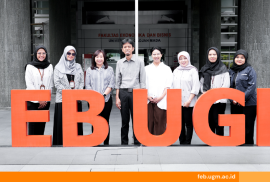 Delegasi University of Queensland dan perwakilan FEB UGM berdiskusi untuk menjalin kerja sama strategis di bidang pendidikan dan penelitian internasional.