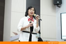 Lisa Qonita membagikan tips sukses menghadapi proses seleksi kerja dalam Career Preparation Talkshow INSPIRE Career Week 2025 di FEB UGM.