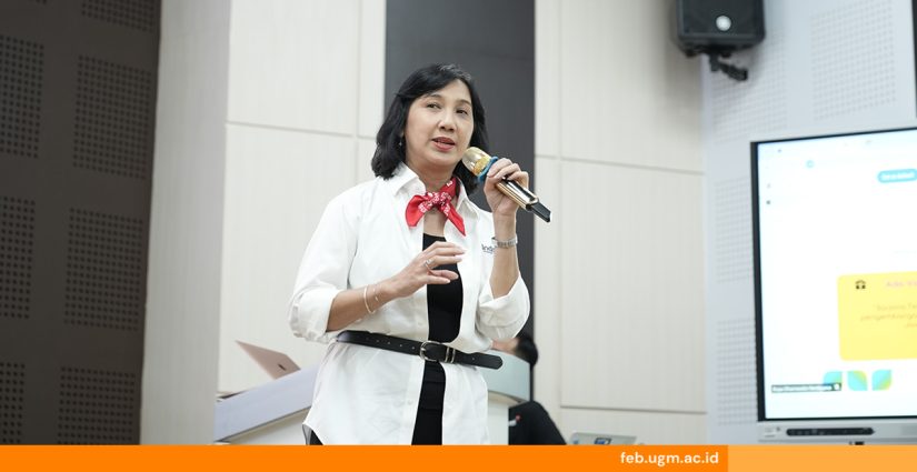 Lisa Qonita membagikan tips sukses menghadapi proses seleksi kerja dalam Career Preparation Talkshow INSPIRE Career Week 2025 di FEB UGM.