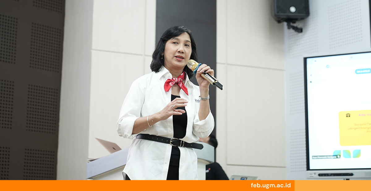 Lisa Qonita membagikan tips sukses menghadapi proses seleksi kerja dalam Career Preparation Talkshow INSPIRE Career Week 2025 di FEB UGM.