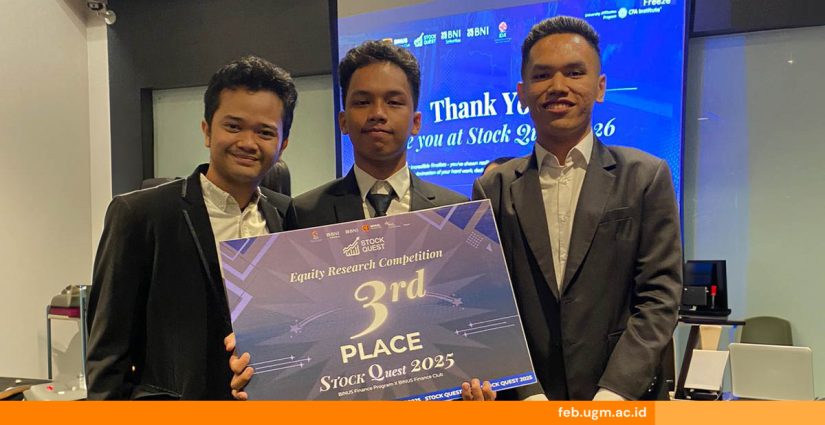 Tim Black Dove FEB UGM menerima penghargaan juara 3 dalam kompetisi Equity Research Binus Stock Quest 2025 di kampus Binus Alam Sutera.