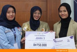 Azzumaraa Akmalia dan Sovalia Intan Asri dari FEB UGM menerima penghargaan Juara 3 dalam kompetisi nasional Clash of University 2025 di UPN Veteran Yogyakarta.