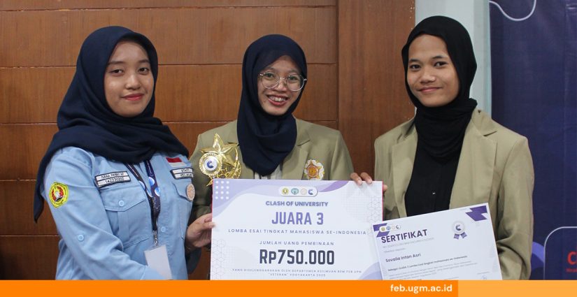 Azzumaraa Akmalia dan Sovalia Intan Asri dari FEB UGM menerima penghargaan Juara 3 dalam kompetisi nasional Clash of University 2025 di UPN Veteran Yogyakarta.