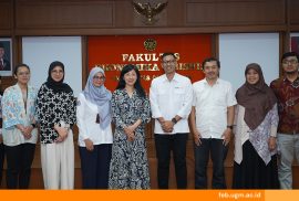 Delegasi FEB UGM dan Adam Smith Business School University of Glasgow berdiskusi di Ruang Rapat Kertanegara mengenai kerja sama double degree dan kolaborasi riset.