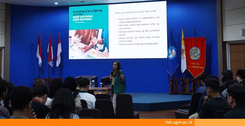 Maya Septriana memandu sesi pengembangan soft skill tentang personal branding untuk mahasiswa FEB UGM angkatan 2023