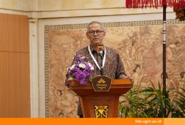 Prof. Dr. Anggito Abimanyu memberikan paparan pentingnya laporan keberlanjutan pada Konferensi AAEE 2025 di Sanur, Bali, 26 Juni 2025.