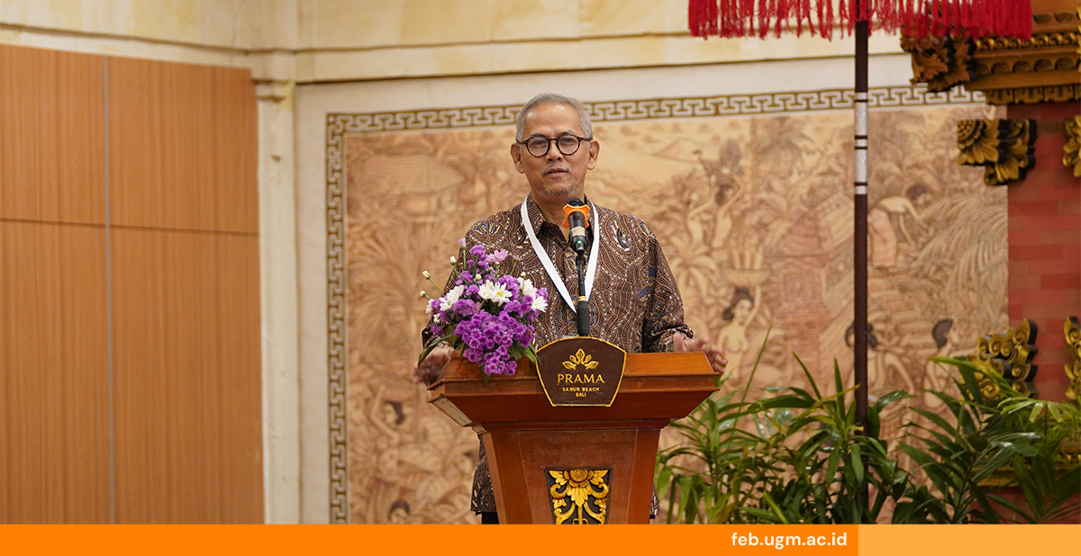 Prof. Dr. Anggito Abimanyu memberikan paparan pentingnya laporan keberlanjutan pada Konferensi AAEE 2025 di Sanur, Bali, 26 Juni 2025.