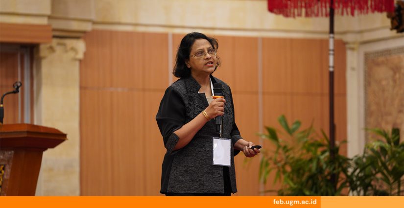 Prof. Dr. Susela Devi K Suppiah memaparkan climate storytelling dalam akuntansi di AAEE 2025 Bali.