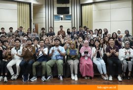 Dwi Martuti Rahayu and Fauzan Abdulah Munib presenting community-based innovations in cocoa farming and waste management at FEB UGM.