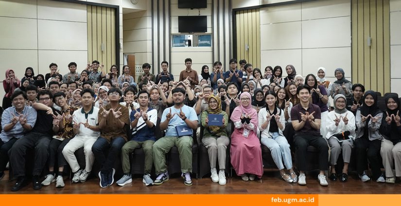 Dwi Martuti Rahayu dan Fauzan Abdulah Munib berbagi cerita tentang inovasi pengolahan kakao dan sampah berkelanjutan dalam Sharing Sessions di FEB UGM.