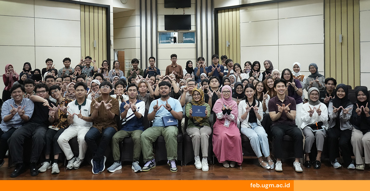 Dwi Martuti Rahayu dan Fauzan Abdulah Munib berbagi cerita tentang inovasi pengolahan kakao dan sampah berkelanjutan dalam Sharing Sessions di FEB UGM.