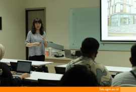Rachel Kang, International Partnership Manager, menjelaskan program University of Hull di FEB UGM