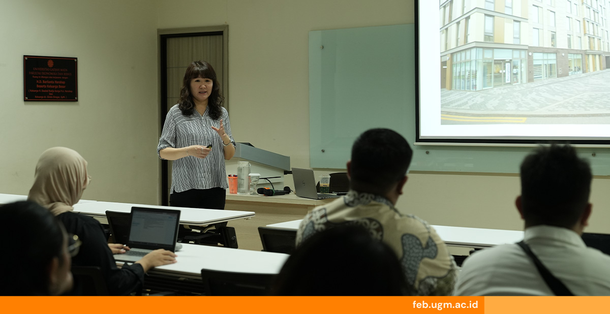 Rachel Kang, International Partnership Manager, menjelaskan program University of Hull di FEB UGM