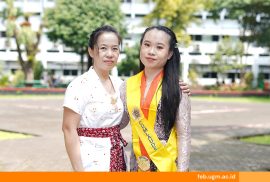 Vania Belinda dan ibunya berpose bahagia saat momen wisuda di FEB UGM, merayakan pencapaiannya sebagai Wisudawan Terbaik.