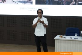Ferganata Indra Riatmoko, fotografer Harian Kompas, memberikan pelatihan teknik fotografi kepada staf Humas FEB UGM dalam workshop fotografi.