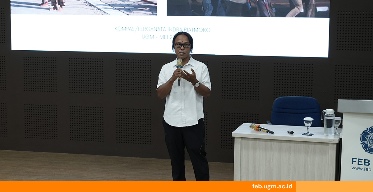 Ferganata Indra Riatmoko, fotografer Harian Kompas, memberikan pelatihan teknik fotografi kepada staf Humas FEB UGM dalam workshop fotografi.