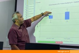 Dr. Kusdhianto Setiawan memberikan pemaparan tentang data cleaning dan metode statistik dalam workshop riset perilaku di FEB UGM.
