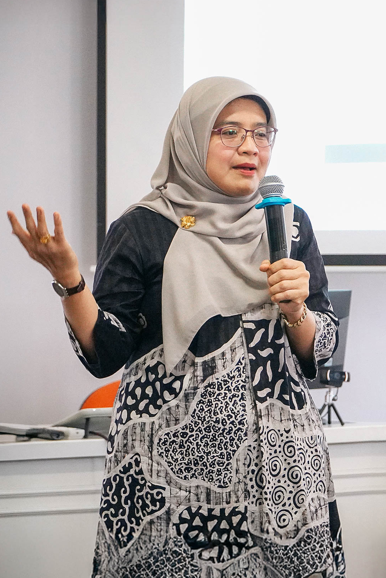 Intro IDB FEB UGM