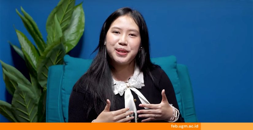 Muthia Farah Kandia berdiri di dalam kamar hotel kapsul Dosare berinterior kayu dengan fasilitas kamar mandi pribadi, simbol wirausaha muda di bidang perhotelan.