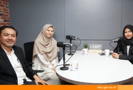 Fu'ad Rakhman, S.E., M.Sc., Ph.D., CA. and a student discussing program advantages during a live streaming session to promote the program